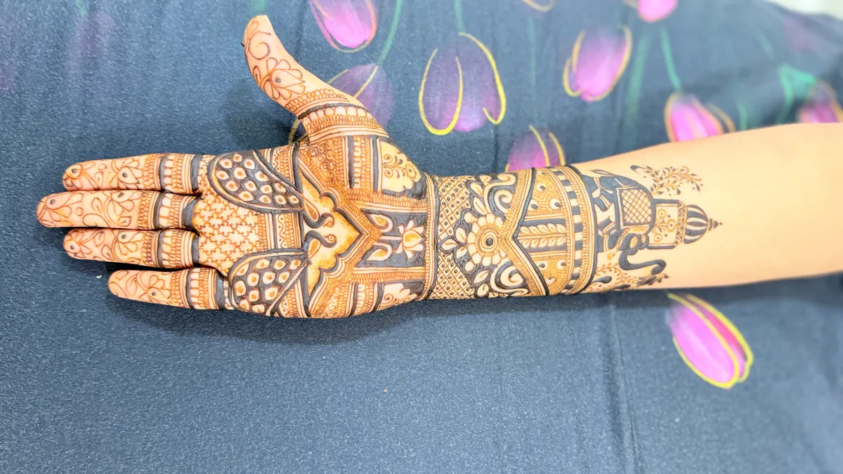 Mughal Palace henna design by Shraddha Parmar